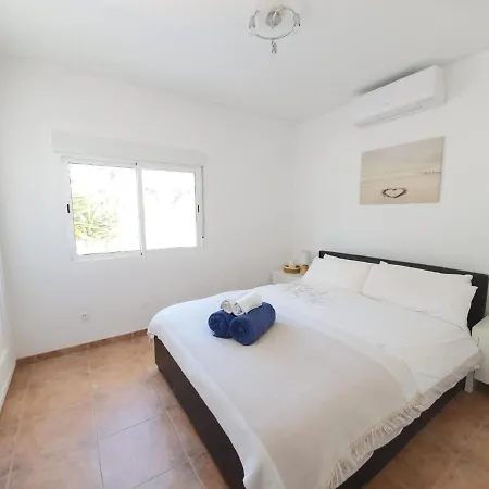 Seaside Villa: 5-bedroom Retreat With Pool And Ocean Views Manilva