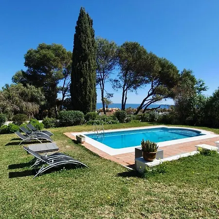 Seaside Villa: 5-bedroom Retreat With Pool And Ocean Views Manilva