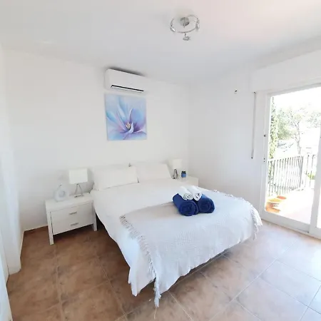 Villa Seaside Villa: 5-bedroom Retreat With Pool And Ocean Views