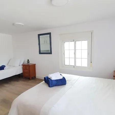 Villa Seaside Villa: 5-bedroom Retreat With Pool And Ocean Views Manilva