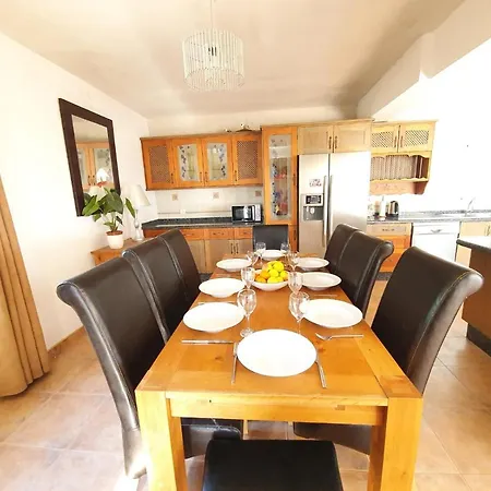 Seaside Villa: 5-bedroom Retreat With Pool And Ocean Views Villa Manilva