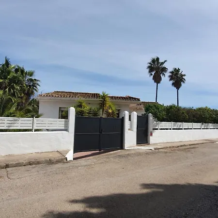 Villa Seaside Villa: 5-bedroom Retreat With Pool And Ocean Views *