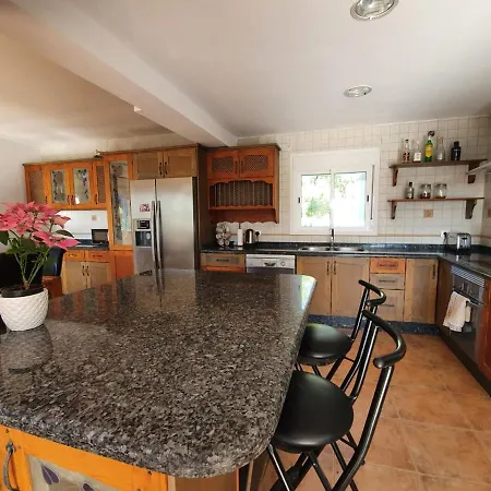 Seaside Villa: 5-bedroom Retreat With Pool And Ocean Views Manilva