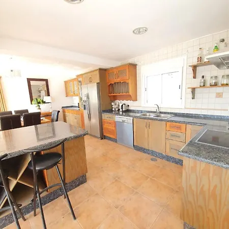 Seaside Villa: 5-bedroom Retreat With Pool And Ocean Views Manilva